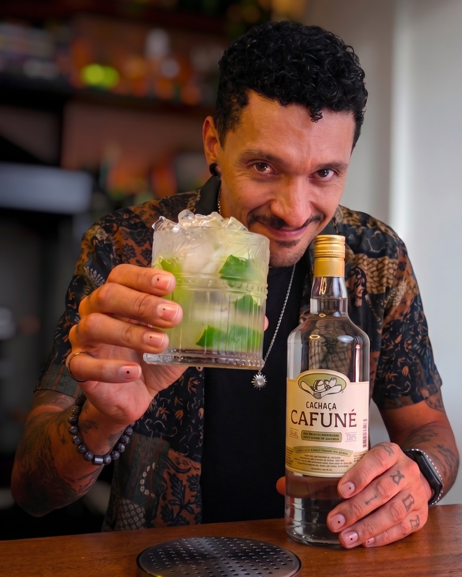 Tato Zacarias com a Cachaça Cafuné