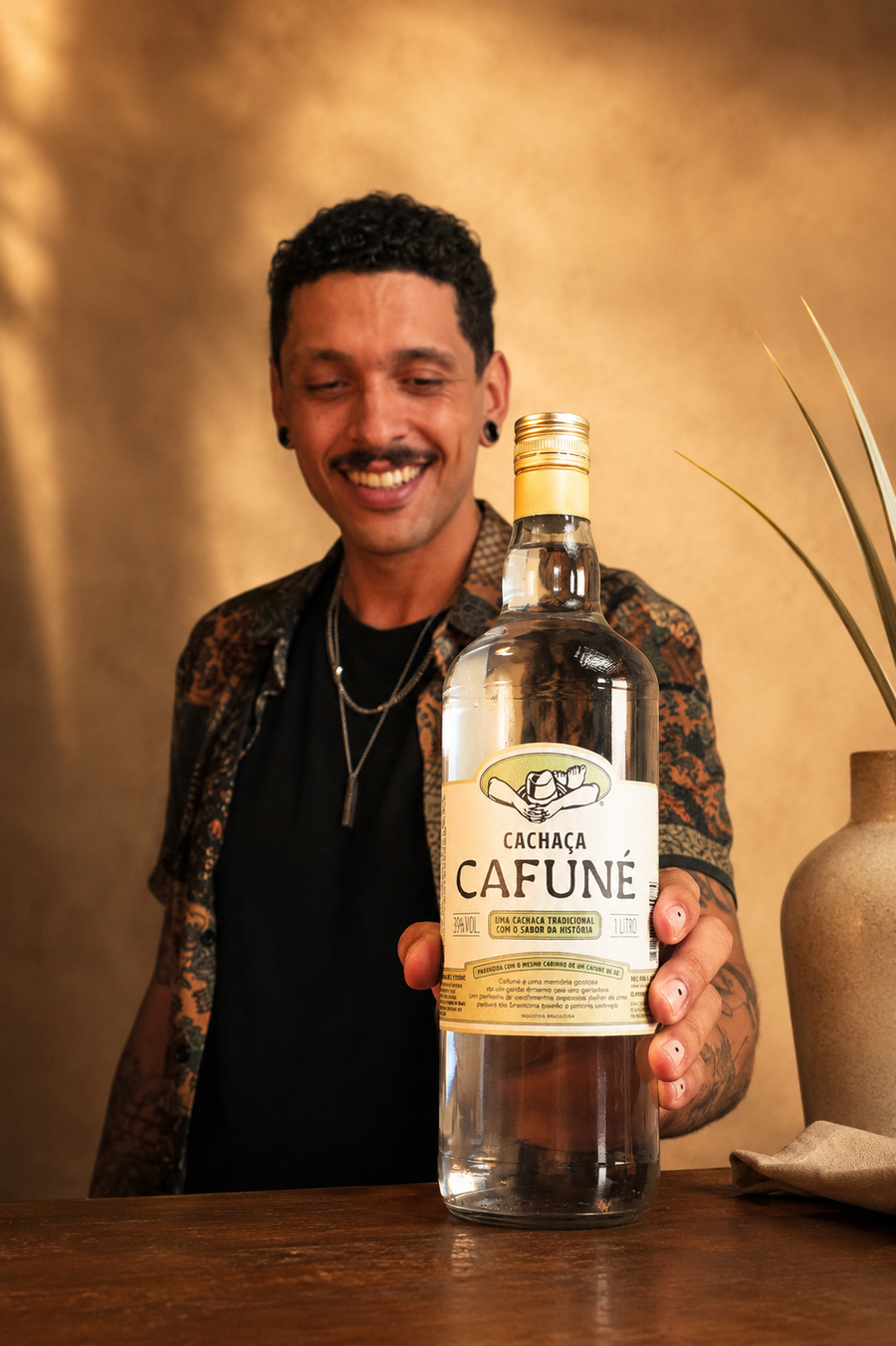 Tato Zacarias com a Cachaça Cafuné